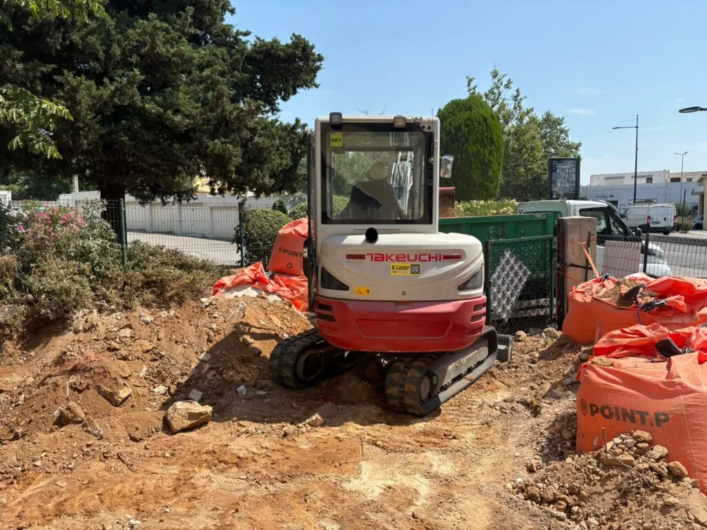 Benne de terrassement remplie de terre et gravats