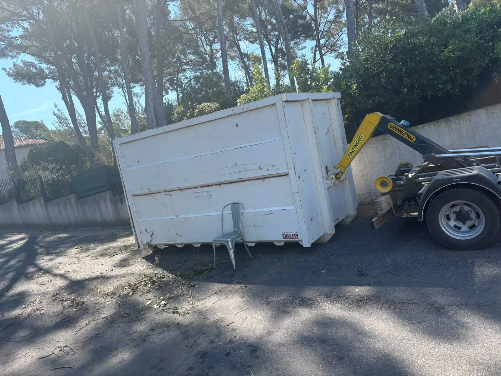 Benne posée par un camion ampliroll à La Farlède