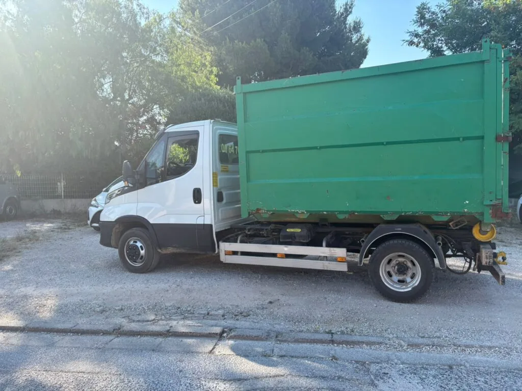 Benne de gros volume sur un chantier