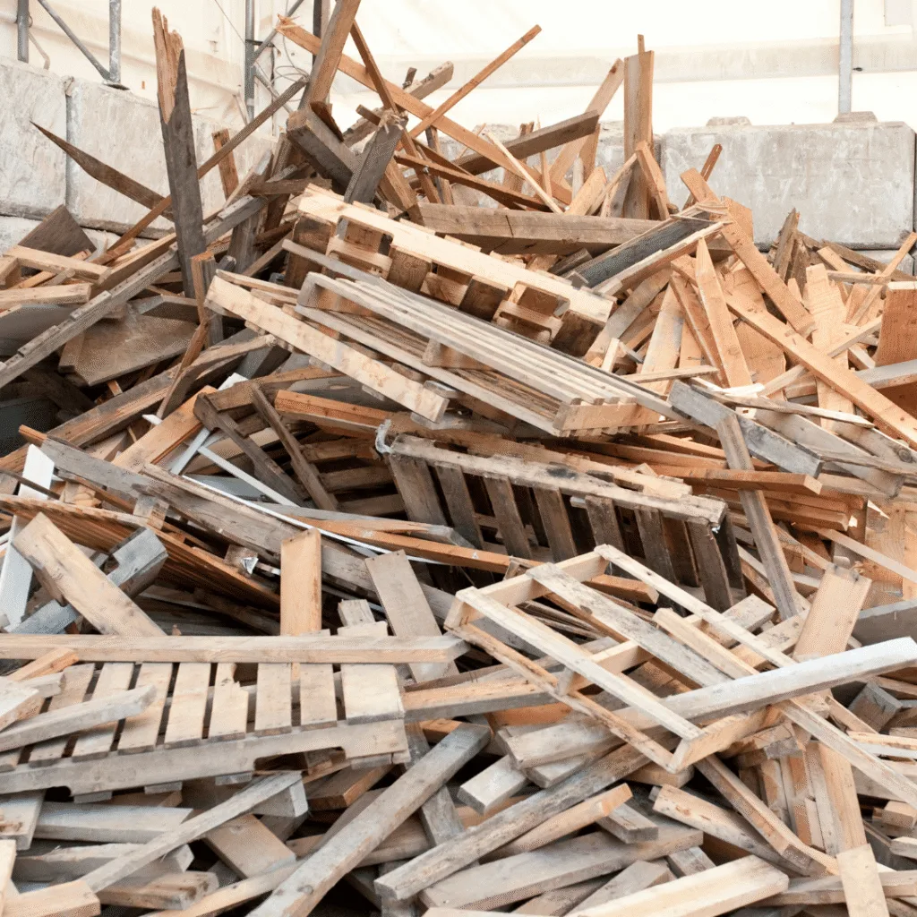 Palettes et chutes de bois dans une benne
