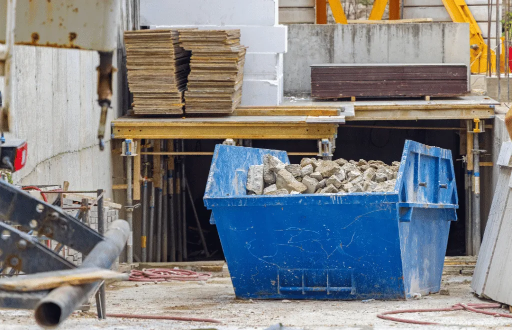Benne à gravats remplie sur un chantier à La Farlède