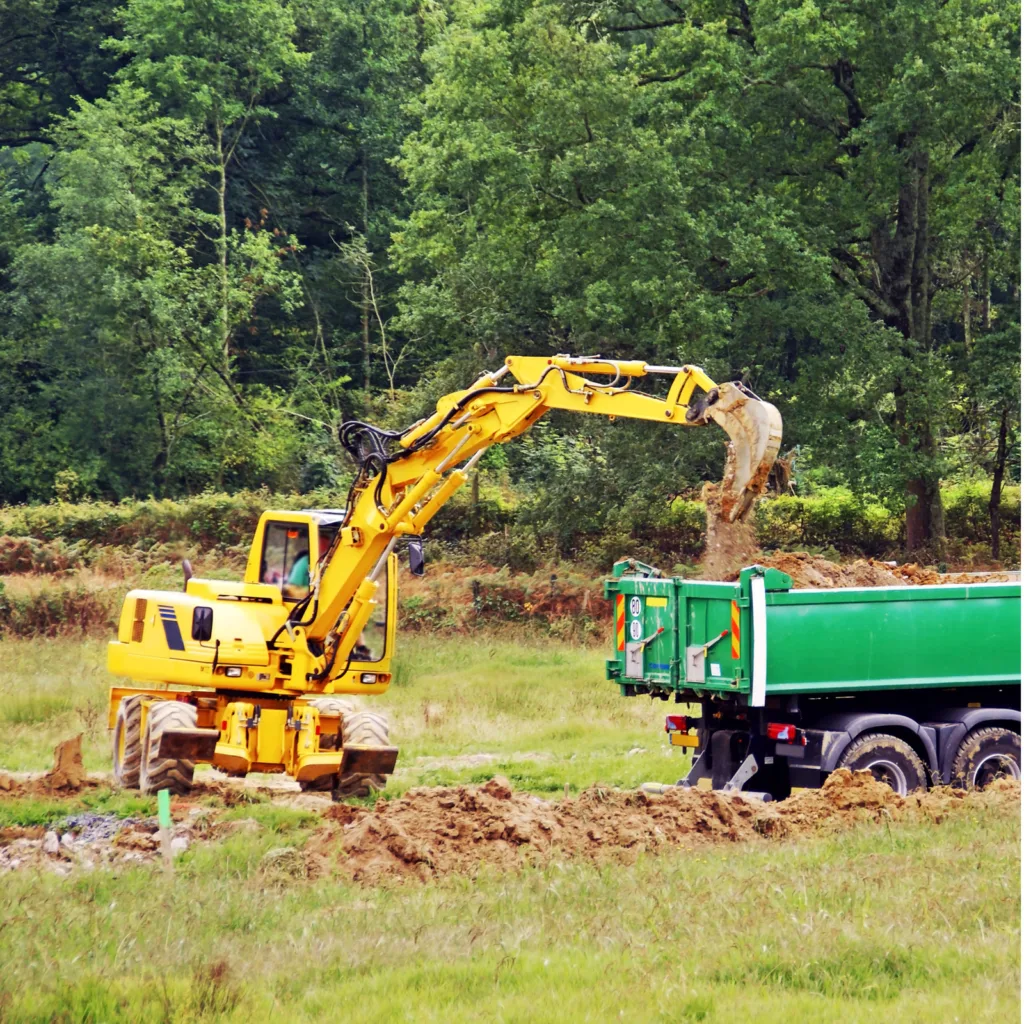 Benne de terre et gravats mélangés